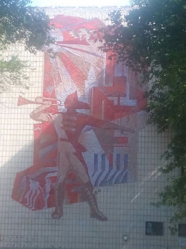 В Мелитополе депутата горсовета обязали демонтировать коммунистическую мозаику (Фото)